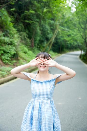 柳侑绮户外可爱迷人写真