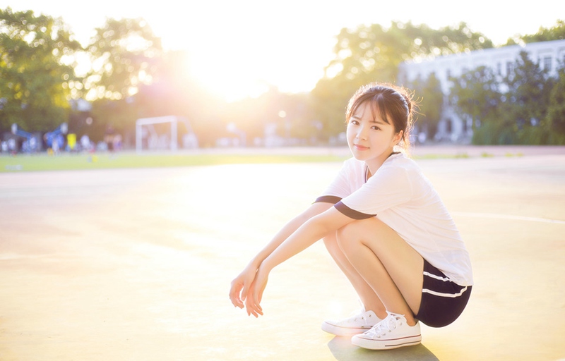 白色背心清纯少女 阳光女孩活力青春写真