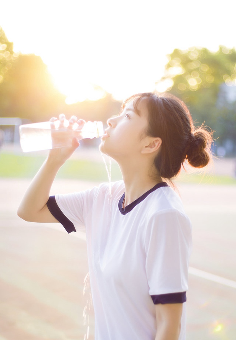 白色背心清纯少女 阳光女孩活力青春写真