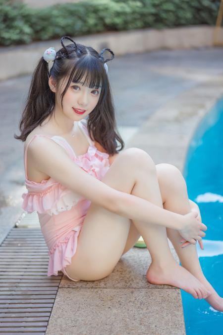 泳池边粉红色泳衣的美女