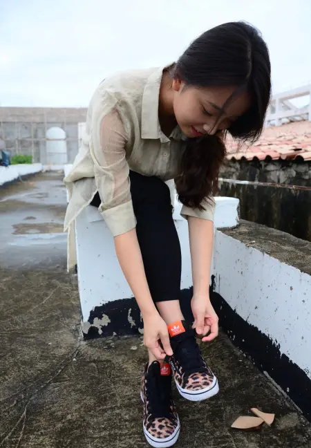 豹纹鞋美女天台拍摄