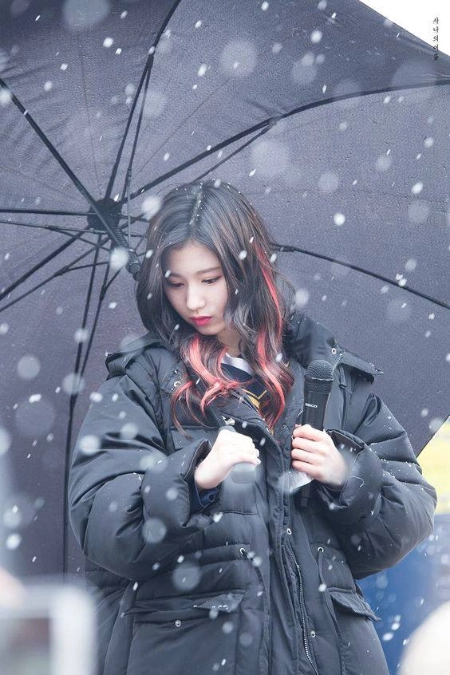 非常可爱的雪中打雨伞的女孩唯美图片，打雨伞的女孩唯美图片！