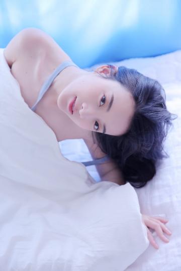 长发美女披肩吊带衫白皙肌肤床上写真