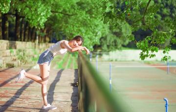 白色背心清纯少女 阳光女孩活力青春写真