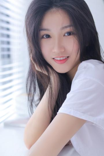 长发美女清新随性私房写真