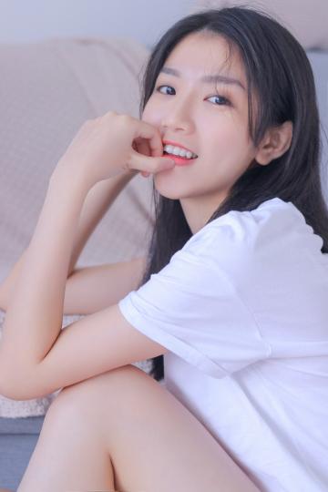 长发美女清新随性私房写真