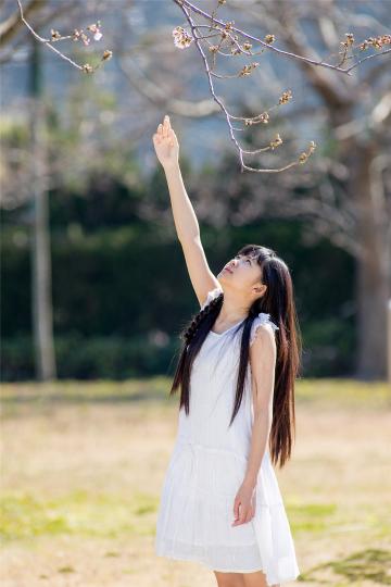 日本幼龄美少女齐刘海户外可爱写真