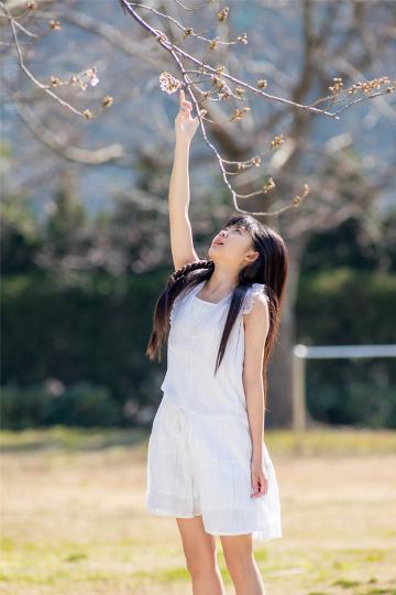 日本幼龄美少女齐刘海户外可爱写真