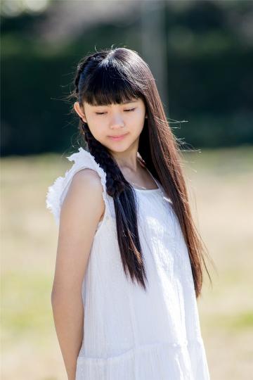 日本幼龄美少女齐刘海户外可爱写真